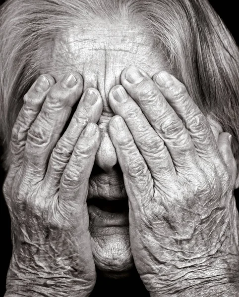 Nahaufnahme Einer Alten Frau Die Ihr Gesicht Vor Trauer Angst — Stockfoto