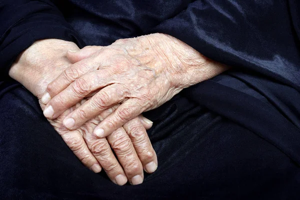 Pomarszczone Ręce Starej Kobiety Skopiuj Spacje Macierzystego Ręce Matki — Zdjęcie stockowe