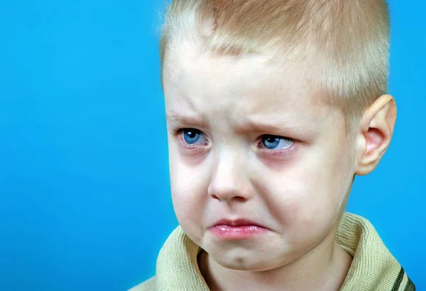 腹を立てる少年の肖像画 悲しい泣いている男の子 恨みの感情 家族の中の暴力 — ストック写真