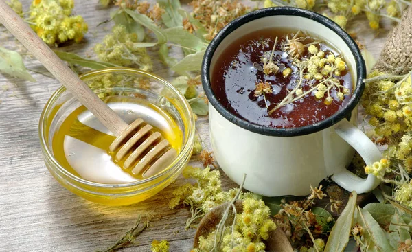 Tasse Kräutertee Heilkräuter Nahaufnahme Mittel Gegen Grippe Und Erkältung — Stockfoto