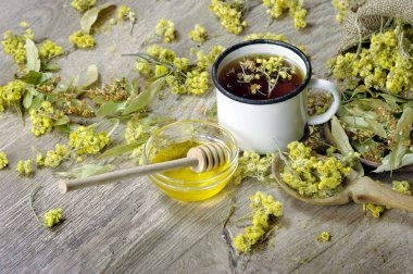 Bardak bitkisel çay. Şifalı otlar. grip ve soğuk için ilaç