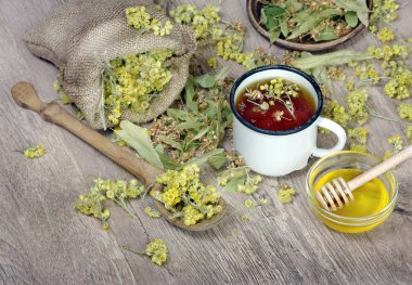 Bardak bitkisel çay. Şifalı otlar. grip ve soğuk için ilaç