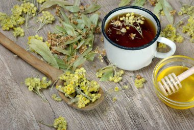 Bardak bitkisel çay. Şifalı otlar. grip ve soğuk için ilaç