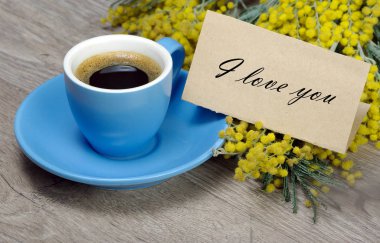 buket ve bir fincan kahve. Mimoza çiçek ve bir fincan kahve. kahve ve bir not seni seviyorum. yazıt seni seviyorum