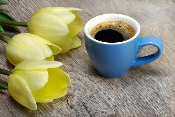 木桌上的一杯咖啡和郁金香 复制空格 — 图库照片
