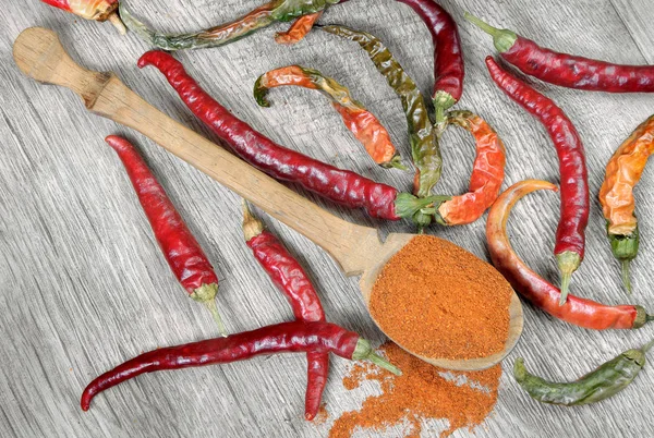 Chili Paprika Egy Fából Készült Asztal Szemközti Nézet — Stock Fotó