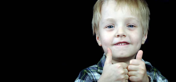 Criança Sorridente Gargalhada Menino Mostra Como Sinal — Fotografia de Stock