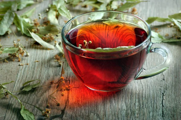 Kräutertee Tasse Lindentee Auf Einem Holztisch Traditionelles Mittel Gegen Erkältung — Stockfoto