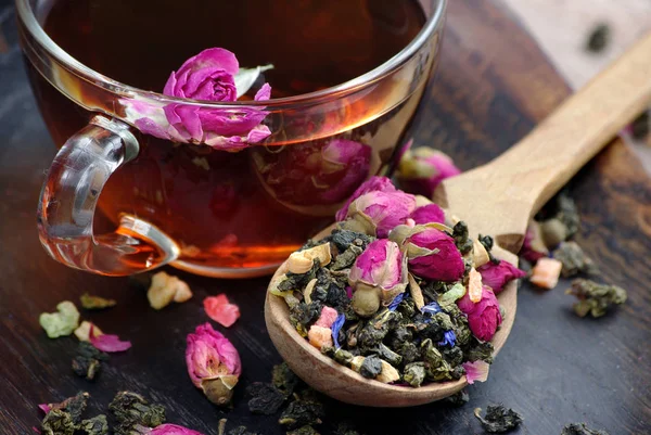 Una Taza Verde Con Flores Una Cuchara Madera Sobre Una — Foto de Stock