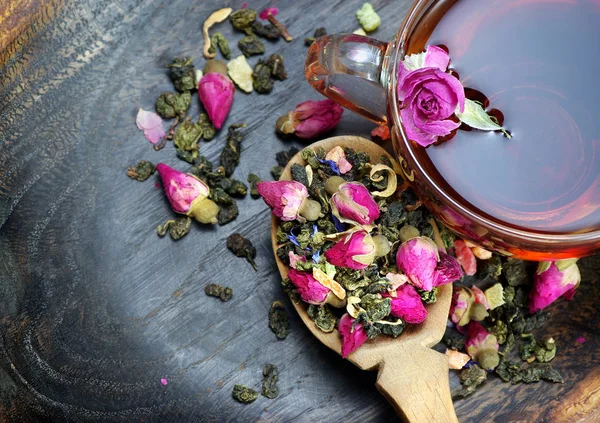 Eine Tasse Tee Grüner Tee Mit Blüten Einem Holzlöffel Auf — Stockfoto
