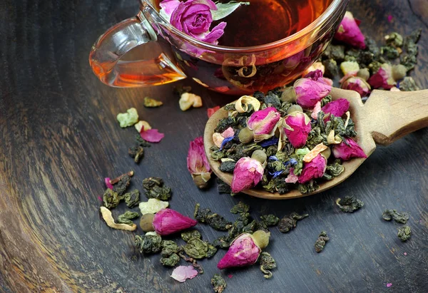 Verde Taza Verde Con Flores Trozos Fruta Mezcla — Foto de Stock