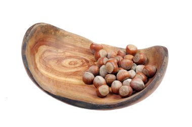 Tahta kasedeki fındıklar beyazın üzerinde izole edilmiş.