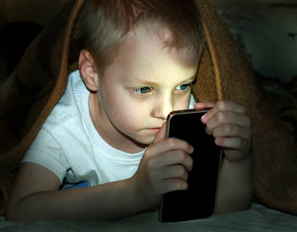 Kleiner Junge Bett Unter Einer Decke Und Schaut Nachts Aufs — Stockfoto