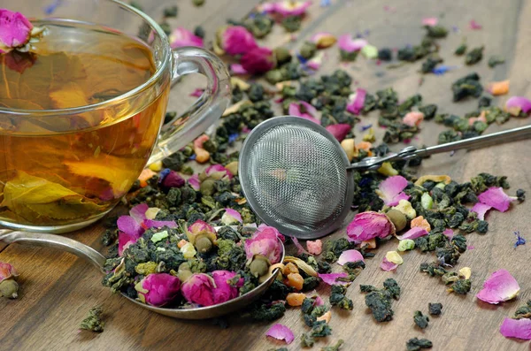 一杯绿茶 有鲜花和水果片 混合茶 — 图库照片