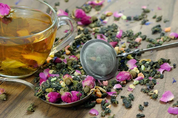 一杯绿茶 有鲜花和水果片 混合茶 — 图库照片