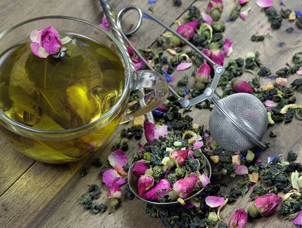 Yeşil Çay Fincan Yeşil Çay Çiçek Meyve Parçaları Ile Çay — Stok fotoğraf
