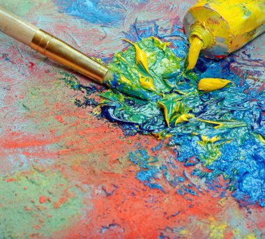 Palet ve bir tüp diş yağlı boya fırça darbeleri. kopya alanlarda