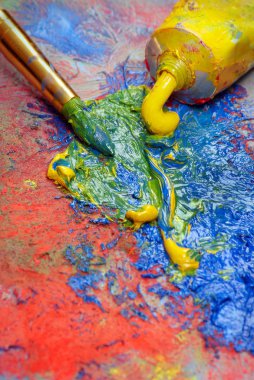 Palet ve bir tüp diş yağlı boya fırça darbeleri. kopya alanlarda