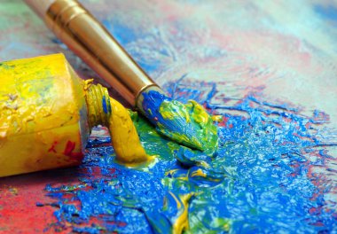 Palet ve bir tüp diş yağlı boya fırça darbeleri. kopya alanlarda