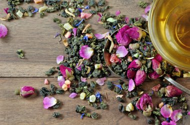 yeşil çay. fincan yeşil çay çiçek ve meyve parçaları ile. çay karışımı