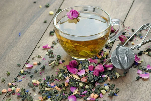 Chá Verde Xícara Chá Verde Com Flores Pedaços Frutas Mistura — Fotografia de Stock