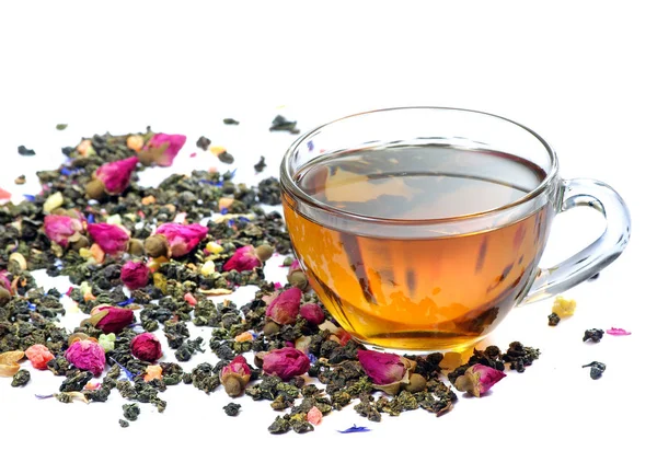 一杯绿茶与鲜花和水果片上的白色 混合茶 — 图库照片