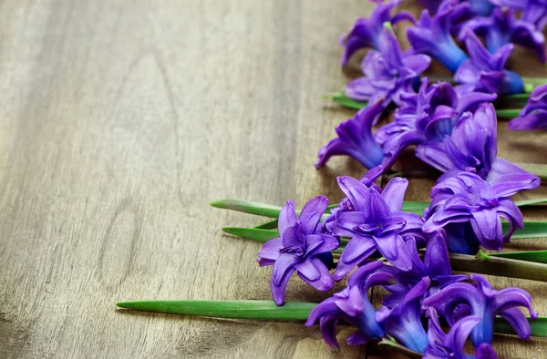 Strauß Frühlingsblumen Auf Einem Holztisch Leerzeichen Kopieren — Stockfoto