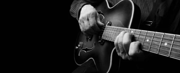 Ręce Gitarzysty Gitara Bliska Gra Gitarze Elektrycznej Kopiowanie Przestrzeni Czarno — Zdjęcie stockowe