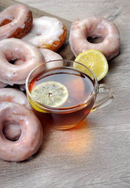 çörekler ve ahşap bir masada bir fincan çay