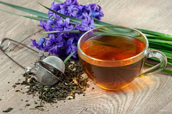 Egy Csésze Tea Tavaszi Virágok Egy Asztalon — Stock Fotó