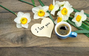 Günaydın anne. Anneler günü için tebrik kartı. Ahşap bir masada bir fincan kahve ve bahar çiçekleri