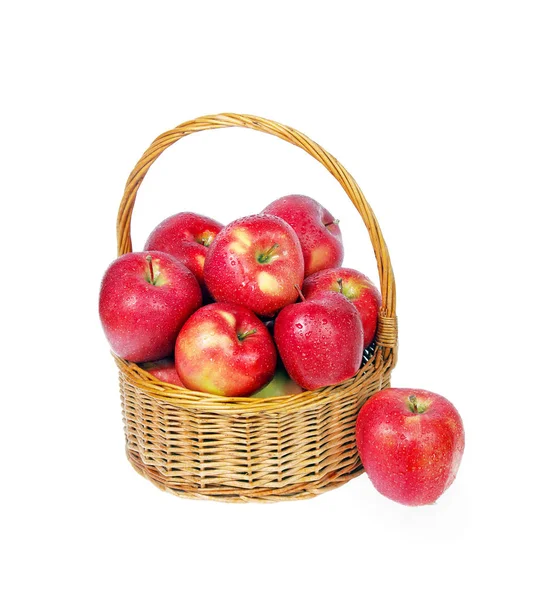 Hasır Sepet Içinde Kırmızı Elma Üzerine Beyaz Izole — Stok fotoğraf
