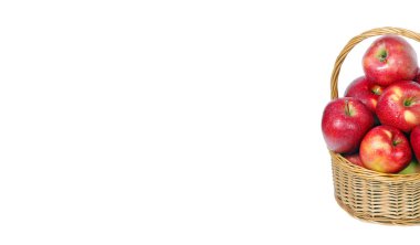 Hasır sepetteki kırmızı elmalar beyaza izole edilir. kopyalama alanları