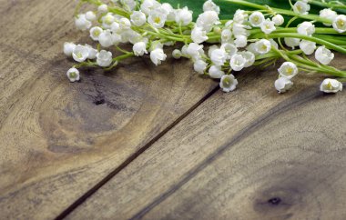 tebrik kartı ve ahşap bir masa üzerinde vadinin zambaklar. Sevgililer Günü. Anneler Günü. kopyalama alanları