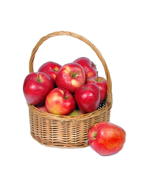 Hasır Sepet Içinde Kırmızı Elma Üzerine Beyaz Izole — Stok fotoğraf
