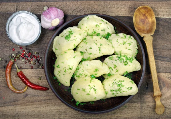 传统的乌克兰波尔塔瓦饺子 有肉和酸奶油 顶部视图 — 图库照片