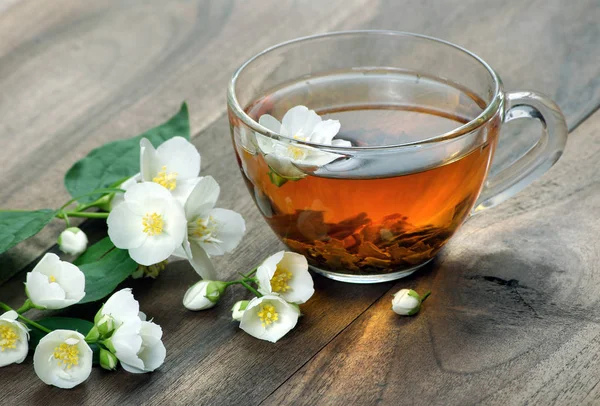 bir fincan yeşil çay Yasemin ile. yakın çekim