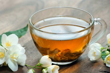 bir fincan yeşil çay Yasemin ile. yakın çekim