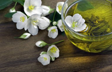 bir fincan yeşil çay Yasemin ile. yakın çekim