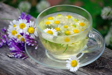 ahşap bir masada papatya çayı fincan. bitki çayı. soğuk algınlığı ve grip çaresi. kopyalama alanları