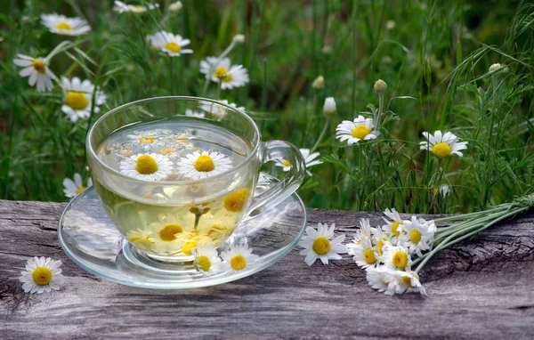 Φλιτζάνι Χαμομήλι Τσάι Ένα Ξύλινο Τραπέζι Τσάι Από Βότανα Κρυολόγημα — Φωτογραφία Αρχείου