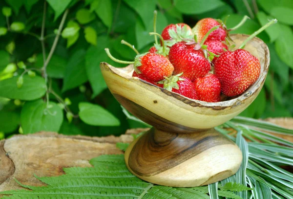 Ripe Juicy Strawberries Wooden Bowl Handmade Wooden Vase Walnut — Stock Photo, Image