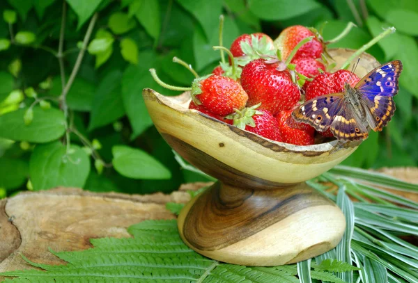 Ripe Juicy Strawberries Wooden Bowl Handmade Wooden Vase Walnut — Stock Photo, Image