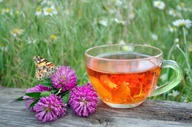 ahşap masada ıhlamur çayı fincan. bitki çayı. grip ve soğuk algınlığı ilaçları.