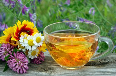 ahşap masada ıhlamur çayı fincan. bitki çayı. grip ve soğuk algınlığı ilaçları.