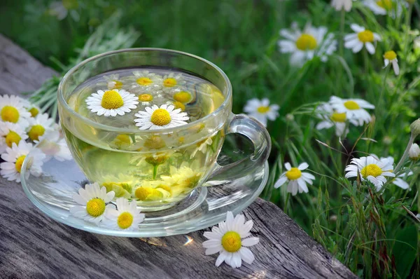 Tazza Alla Camomilla Tavolo Legno Fiori Trifoglio Una Tazza Alla — Foto Stock