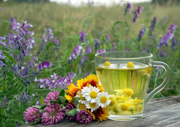 Tazza Alla Camomilla Tavolo Legno Fiori Trifoglio Una Tazza Alla — Foto Stock