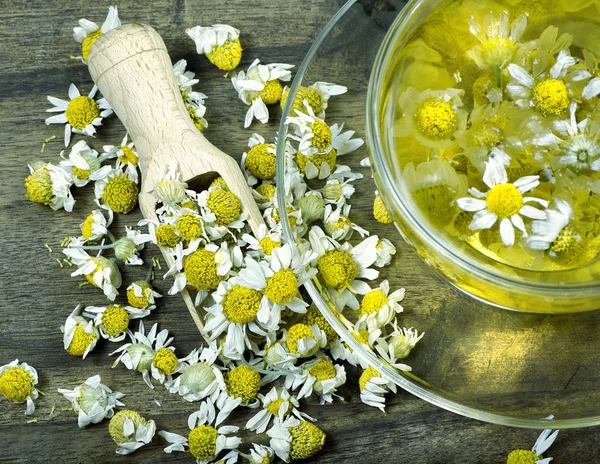 Tazza Alla Camomilla Tavolo Legno Tisana Rimedio Raffreddore Influenza — Foto Stock