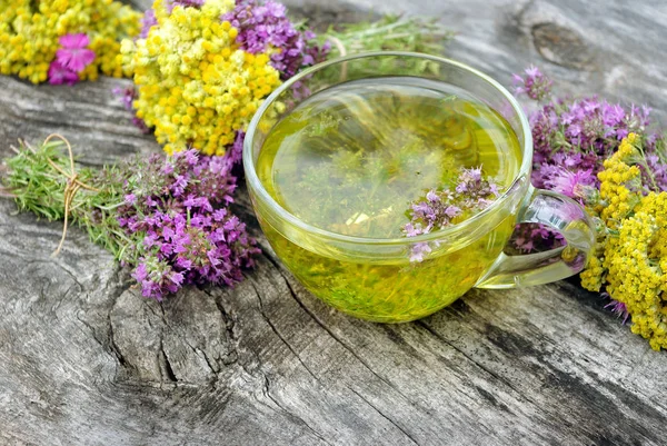 Xícara Chá Ervas Ervas Medicinais Uma Mesa Madeira Tomilho Fresco — Fotografia de Stock