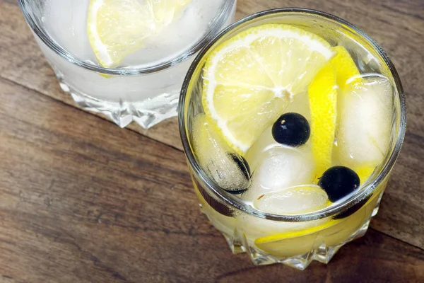 Glas Kaltes Wasser Mit Eis Und Zitrone Auf Einem Holztisch — Stockfoto